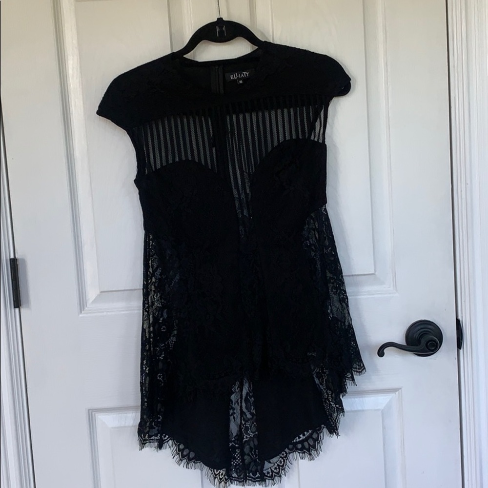 Elliatt Lace High Low Top